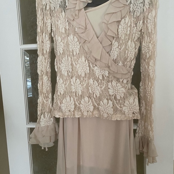 2 piece lace top and crepe skirt. Elastic waist band. Brand new. Size 8 US - Picture 2 of 6